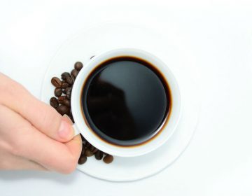 יד אוחזת בספל קפה
